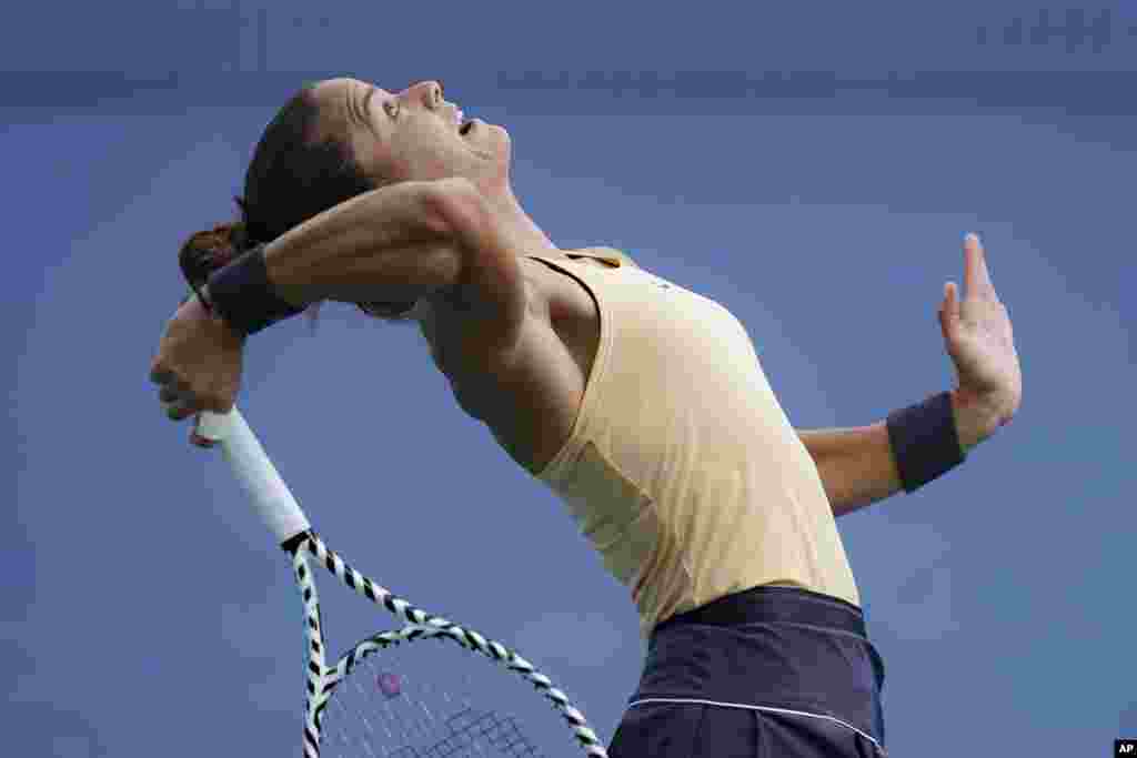 ماریا ساکاری تنیس باز ۲۴ ساله از یونان در حال زدن سرویس در مسابقات تنیس سینسیناتی در آمریکا