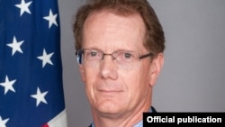 La embajada de EE.UU. en Honduras, bajo la dirección del diplomático James D. Nealon instó al gobierno hondureño a investigar a fondo el asesinato de René Martínez. 