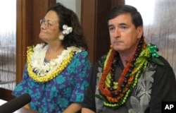 Walikota Anchorage, Alaska, Dan Sullivan, (kanan) didampingi istrinya, Lynnette sesaat setelah diambil sumpah jabatannya di Honolulu, Hawaii (2/7).