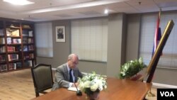 Daniel R. Russel, Assistant Secretary, signs the condolence book for His Majesty King Bhumibol Adulyade. Oct,14 2016