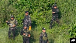 Petugas dari Kepolisian Nasional Filipina memeriksa semak-semak di sekitar lokasi penembakan Walikota Tanauan, Antonio Halili, di kota Tanauan, provinsi Batangas, selatan Manila, Filipina, Kamis, 5 Juli 2018. (Foto: dok).