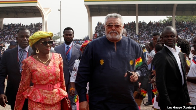 L'ancien président du Ghana Jerry Rawlings et son épouse arrivent pour la prestation de serment du nouveau président du Ghana Nana Akufo-Addo à Accra, Ghana, le 7 janvier 2017.