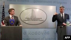 Zamenik pomoćnika državnog sekretara Tomas Kantrimen i premijer Kosova Hašim Tači na konferenciji za novinare u Prištini