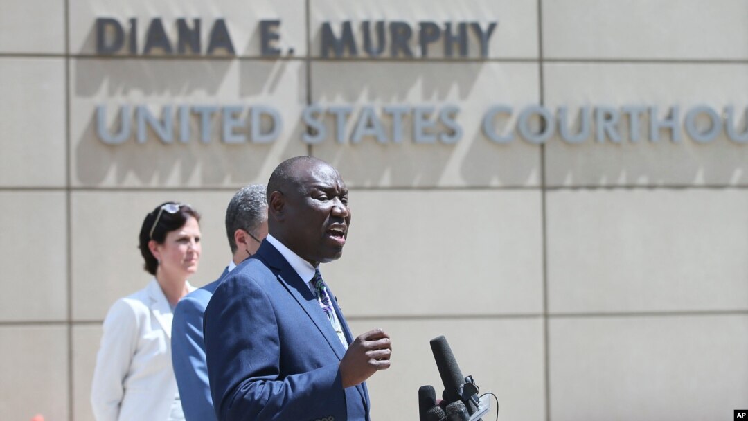Umushingwamanza, Ben Crump aburanira umuryango wa George Floyd. Ariko atanga ikiganiro ku bamenyeshamakuru i Minneapolis.