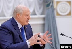 Presiden Belarus Alexander Lukashenko menghadiri konferensi pers di Minsk, Belarusia, 6 Juli 2023. (Foto: Reuters)