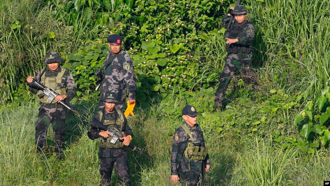 Cảnh sát Philippines truy quét tội phạm giết hại thụ trưởng thành phố Tanauan, tỉnh Batangas miền Nam Philippines hôm 5/7. Cảnh sát nước này tăng cường cuộc chiến chống tội phạm và ma túy sau khi Tổng thống Philippines tuyên bố tiếp tục chiến dịch này.