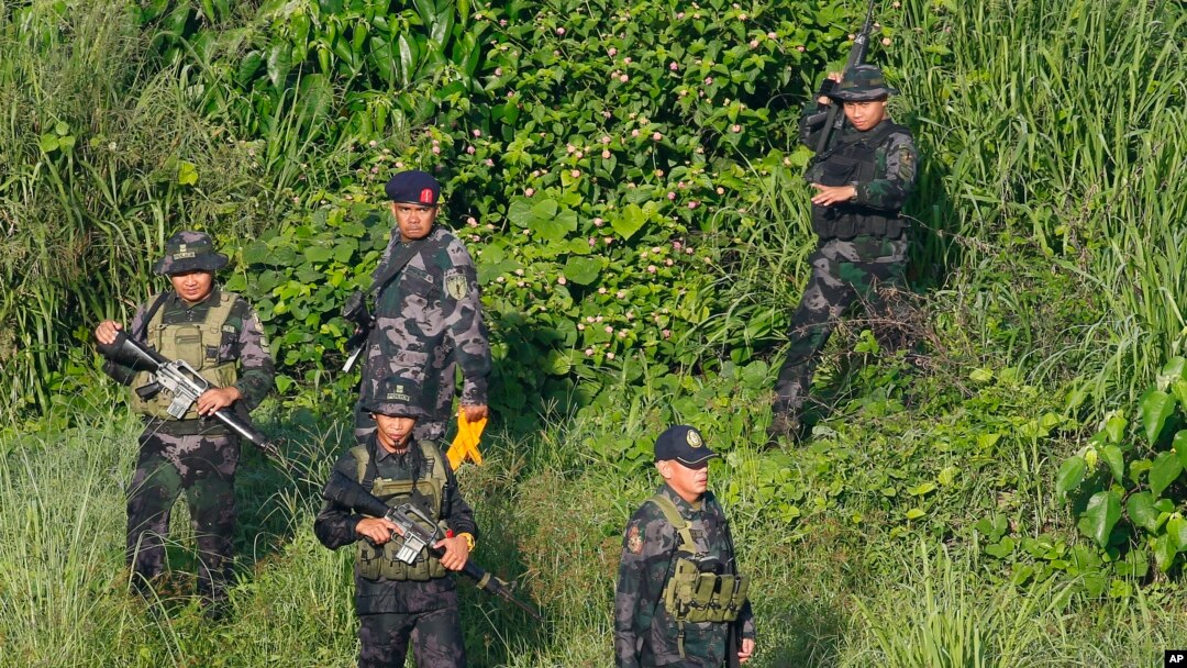 Petugas dari Kepolisian Nasional Filipina memeriksa semak-semak di sekitar lokasi penembakan Walikota Tanauan, Antonio Halili, di kota Tanauan, provinsi Batangas, selatan Manila, Filipina, Kamis, 5 Juli 2018. (Foto: dok).