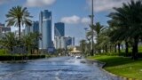 TOPSHOT - Jalanan di Sharjah, Dubai, terendam banjir setelah diguyur hujan lebat, 17 April 2024. Dubai, pusat keuangan Timur Tengah, lumpuh akibat banjir yang dipicu oleh hujan lebat di UEA dan Bahrain. (Ahmed RAMAZAN/AFP)
