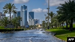 TOPSHOT - Jalanan di Sharjah, Dubai, terendam banjir setelah diguyur hujan lebat, 17 April 2024. Dubai, pusat keuangan Timur Tengah, lumpuh akibat banjir yang dipicu oleh hujan lebat di UEA dan Bahrain. (Ahmed RAMAZAN/AFP)