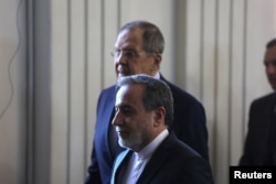 Menteri Luar Negeri Iran Abbas Araghchi dan Menteri Luar Negeri Rusia Sergei Lavrov dalam konferensi pers bersama di Teheran, Iran, 25 Februari 2025. (Majid Asgaripour/WANA (West Asia News Agency) via REUTERS)