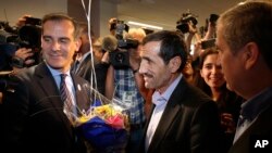 El alcalde de Los Angeles, Eric Garcetti, recibe en el aeropuerto de la ciudad al iraní Ali Vayeghan, quien tiene visa estadounidense pero junto a su familia fue devuelto a su país bajo la orden migratoria del presidente Donald Trump. La orden de un juez federal permitió el regreso de Vayeghan.