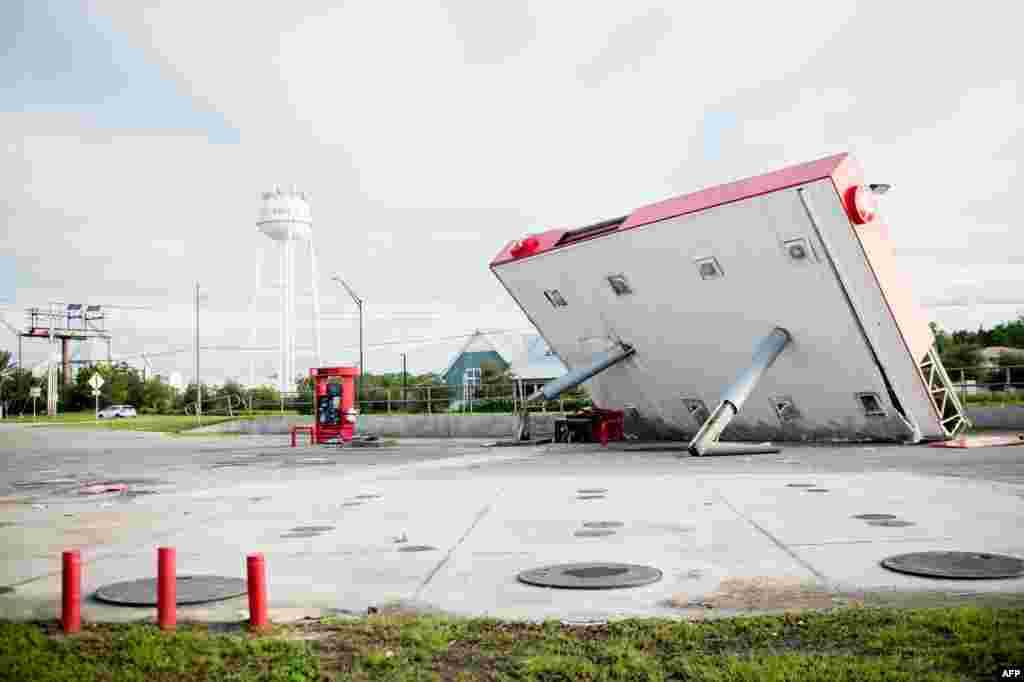 تصویری از یک پمپ بنزین که در پی وقوع توفان مایکل در سواحل فلوریدا کاملا تخریب شده است. &nbsp;