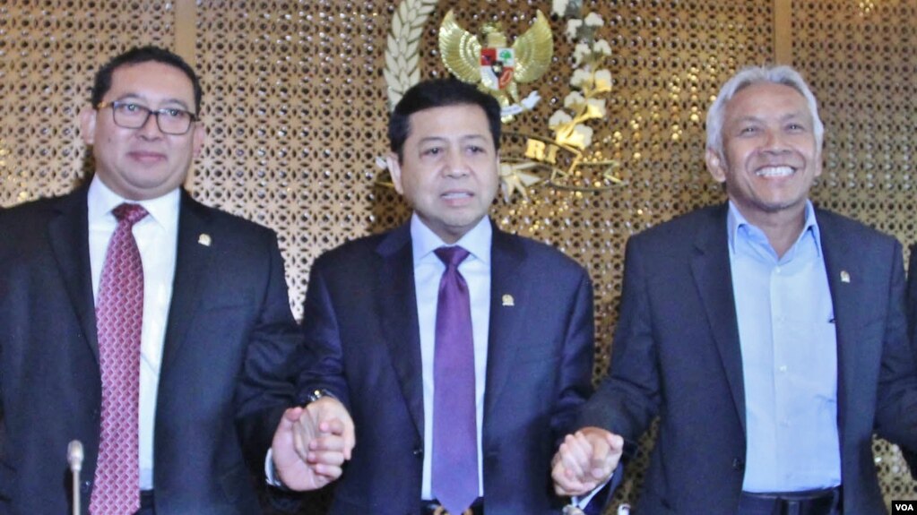 Pimpinan Dewan Perwakilan Rakyat menggelar jumpa pers di gedung DPR/MPR, Selasa (18/7) menanggapi status tersangka Ketua DPR Setya Novanto oleh KPK. (Foto: VOA/Fathiyah)