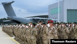 Soldados alemanes forman fila en Wunstorf, Alemania, el 30 de junio de 2021 luego de regresar de Afganistán.