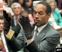 O.J. Simpson pokazuje poroti novi par Aris ekstra velikih rukavica, sličnih rukavicama pronađenim na mjestu zločina Bundyja i Rockinghama 21. juna 1995.