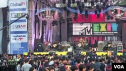 Konser musik MTV EXIT di Bandung, bagian dari kampanye anti perdagangan manusia. (Foto: VOA/R. Teja Wulan)