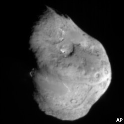 This image provided by NASA shows comet Tempel 1 approximately five minutes before Deep Impact's probe smashed into its surface. It was taken by the probe's impactor targeting sensor. (AP Photo/NASA, JPL)