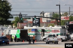 Law enforcement officials in front of Pulse nightclub in Orlando, Florida, June 15, 2016. (Photo: S. Dizayee / VOA )