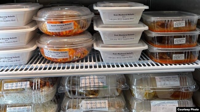 Lontong Padang, ikan asin cabe ijo, dan masih banyak lagi tersedia di supermarket INDO Java di NY (dok: Instagram/@indojavagroceries)