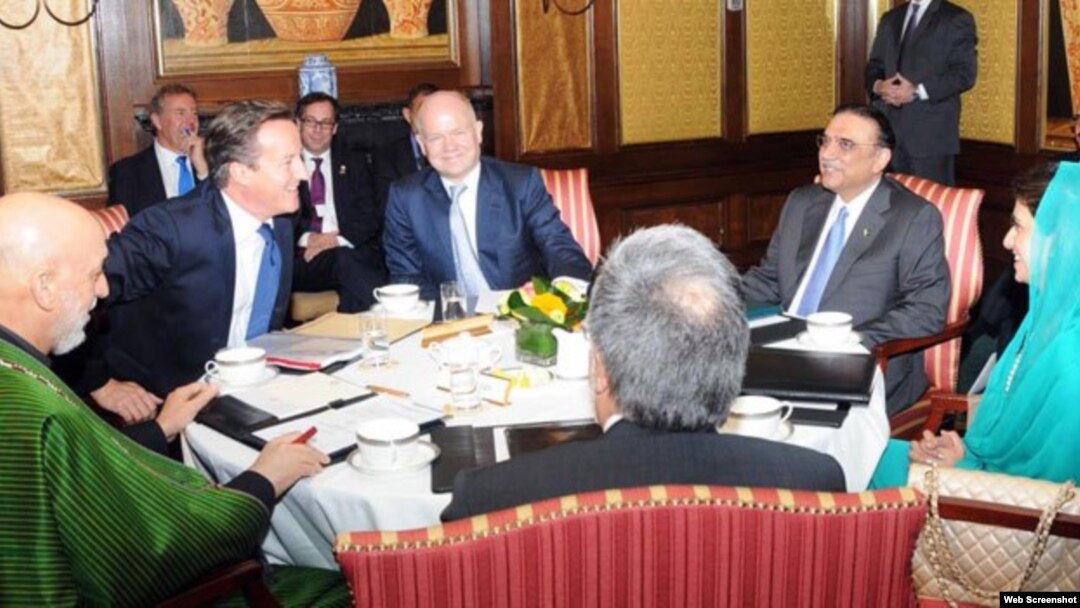 PM Inggris David Cameron (kedua dari kiri) menjadi tuan rumah pembicaraan antara Presiden Afghanistan Hamid Karzai (kiri) dan Presiden Pakistan Asif Ali Zardari (kedua dari kanan) di London hari Senin (4/2).
