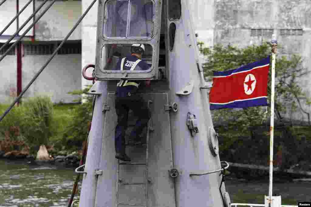 Nhân viên an ninh kiểm tra chiếc tàu Chong Chon Gang mang cờ Bắc Triều Tiên tại cảng Manzanillo ở thành phố Colon, Panama, ngày 16/7/2013.
