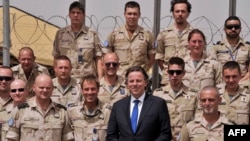 Le ministre néerlandais des Affaires étrangères, Bert Koenders, pose avec des soldats après une réunion au camp de la mission de maintien de la paix des Nations Unies au Mali (Minusma) à Bamako le 14 avril 2016.