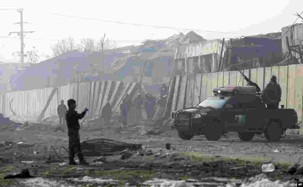  نیروهای امنیتی در شهر کابل بعد از یک حمله انتحاری دیگر.&nbsp; در این حمله چهار نفر کشته و حدود ۹۰ نفر مجروح شدند.