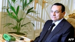 Ông Mubarak tuyên bố rằng ông không hề có bất cứ một trương mục nào ở ngân hàng nước ngoài hay tài sản lớn lao ở ngoại quốc