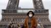 Une femme porte un masque de protection contre l'épidémie de coronavirus alors qu'elle marche sur l'esplanade du Trocadéro en face de la Tour Eiffel à Paris, France, le 1er février 2020. REUTERS / Gonzalo Fuentes - RC2ORE9D3SPA