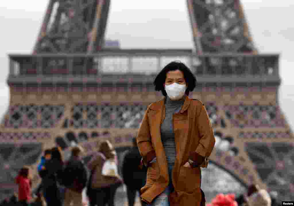 پیرس کا ایفل ٹاور ہو یا کوئی اور سیاحتی مقام، اس کی سیر کے لیے آنے والے سیاح حفاظتی ماسک سے اپنے چہرے ڈھانپے نظر آ رہے ہیں۔