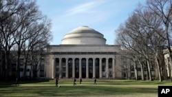学生们走过麻省理工学院剑桥校区10号楼的“大圆顶”。（2017年4月3日）