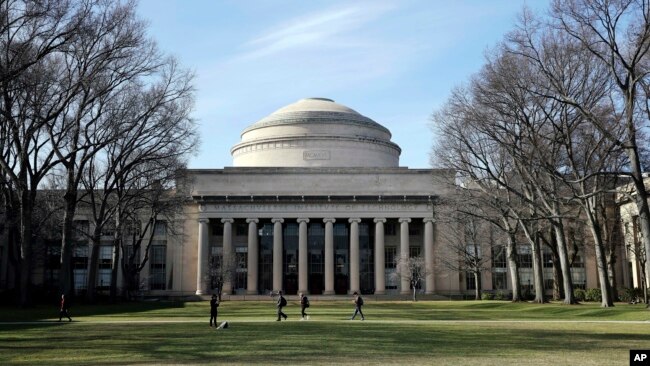 学生们走过麻省理工学院剑桥校区10号楼的“大圆顶”。（2017年4月3日）