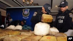 Polisi Thailand menata tumpukan methamphetamine di meja, saat berlangsungnya konferensi pers di Bangkok, Thailand, 15 Februari 2013. (Foto: dok).