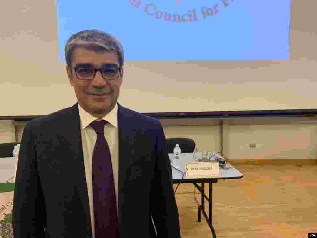 رضا پيرزاده در نشست «جامعه مدنى ايران و راهى به سوى دموكراسى» در شهر تورنتوی کانادا: قانون اساسى نظام جمهورى اسلامى، هيچگونه اجازه اى به دموكراسى نميدهد. «شوراى ملى ايران براى انتخابات آزاد» روز یکشنبه این نشست را برگزار کرد. 