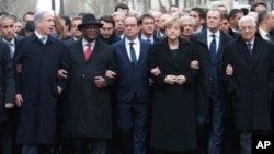 Sejumlah pemimpin dunia saling menautkan tangan membentuk rantai manusia bersama Presiden Hollande dalam demo solidaritas di Paris, Minggu (11/1).