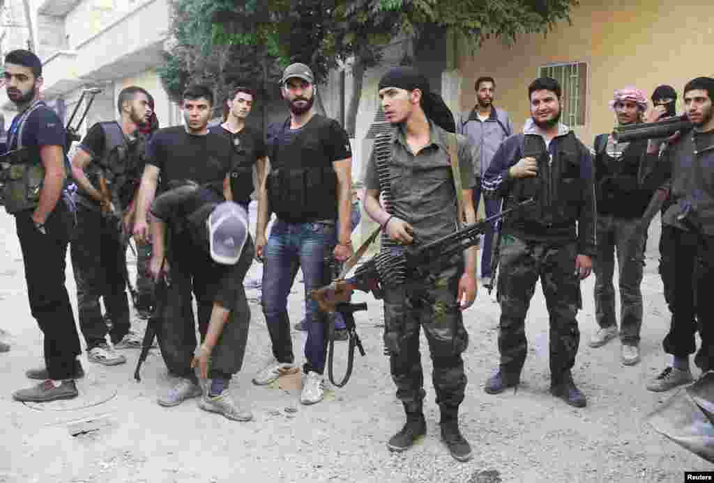 Free Syrian Army fighters prepare to head toward the front line in the al-Ziyabiya area, Damascus, May 5, 2013.&nbsp;