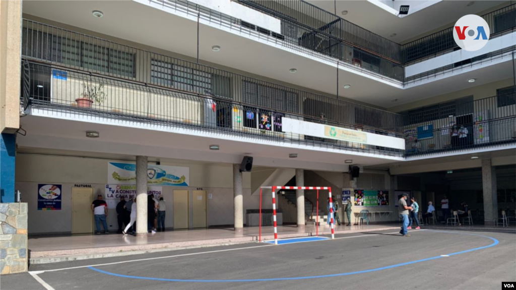 Colegio de votaciones Santo Tom&#225;s de Villanueva, urbanizaci&#243;n Las Mercedes, al este de Caracas, Venezuela. [Foto: Carolina Alcalde]
