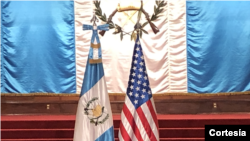 Banderas de Guatemala Y Estados Unidos. Foto cortesía de la Presidencia de Guatemala. 