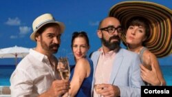 Los actores Carlos Castillo, Luz Nicholas, Chani Martín y Maggie Bofill se lucieron con un género difícil como la comedia donde a la vez conduce a la reflexión de lo que se es en la vida. [Foto: Cortesía, Teatro Gala].