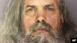 Foto proporcionada por la policía de Lee Kaplan, acusado de vivir con 12 menores y adolescentes.