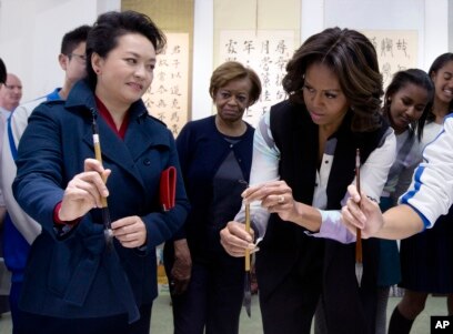 Michelle Obama visita a China acompanhada pelas filhas