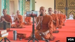 ព្រះចៅអធិការវត្ត​និគ្រោធវ័ន​ ព្រះមង្គលធម្មកិច្ច​ ភួង​ សុវណ្ណ​ ដឹកនាំ​ក្រុម​ព្រះ​សង្ឃ​នៅ​​ ​សូត្រ​ធម៌​​ជុំ​គ្នា​ បន្លឺ​ឡើងពីក្នុង​ព្រះ​វិហារ​​​ ដើម្បី​ជា​កម្លាំងចិត្ត​ទៅ​ពុទ្ធសាសនិកជន​ រំសាយ​ការ​ភ័យ​ខ្លាច​ជំងឺ​កូវីដ​១៩ ​ភ្នំពេញ ​ថ្ងៃទី២៣ ខែ​មីនា​ ឆ្នាំ​២០២០។ (ខាន់ សុគុំមនោ​/VOA)​​