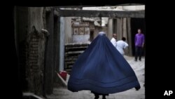 دپاريدلو خلکو لخوا په وهلو ، وهلو دوژل کيدو وروستو ددغه ښځې وجود په اور سوځول شوى ؤ اؤ وروستو اوبو ته غورځول شوى ؤ.