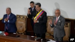 El presidente Nicolás Maduro sonríe luego de un discurso en el Parlamento, en Caracas, el 12 de enero de 2023. Lo acompañan Elvis Amoroso, exdiputado y hoy presidente del CNE, y Jorge Rodríguez, presidente del poder legislativo, quien propuso un consultivo sobre el Esequibo.