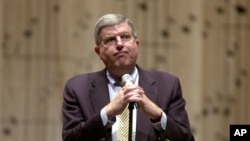 Marvin Hamlisch contemplates the answer to a reporter's question, March 27, 2003.