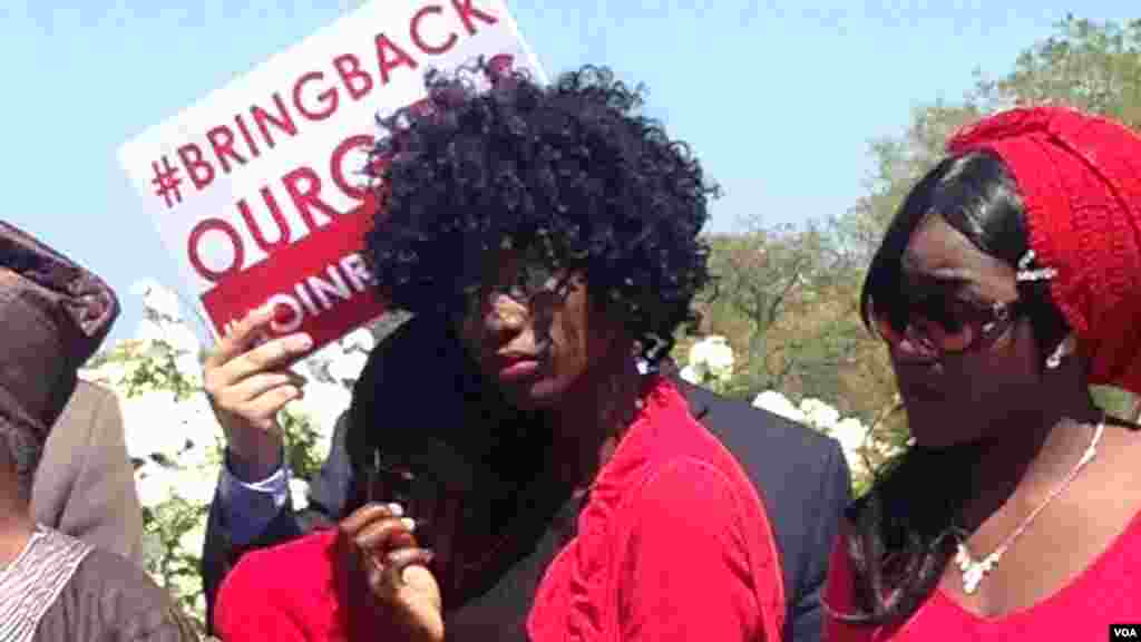 Saa, une ancienne lycéenne de Chibok au Nigeria, qui s&rsquo;est fait enlever par Boko Haram mais qui a réussi à s&rsquo;échapper, en pleurs après son discours devant le Capitole à Washington D.C,14 avril 2016. (VOA / Maylis Haegel)