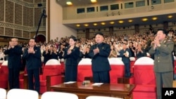 朝中社發佈的照片顯示金正恩等領導人看完牡丹峰樂隊表演后起立鼓掌。