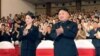 神秘女子(左)陪同金正恩等领导人看完牡丹峰乐队表演后起立鼓掌(7月6日资料照片)
