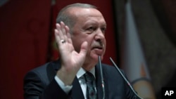 El presidente turco, Recep Tayyip Erdogan, desafió el 16 de octubre de 2019 las sanciones, alegando que no le preocupan.