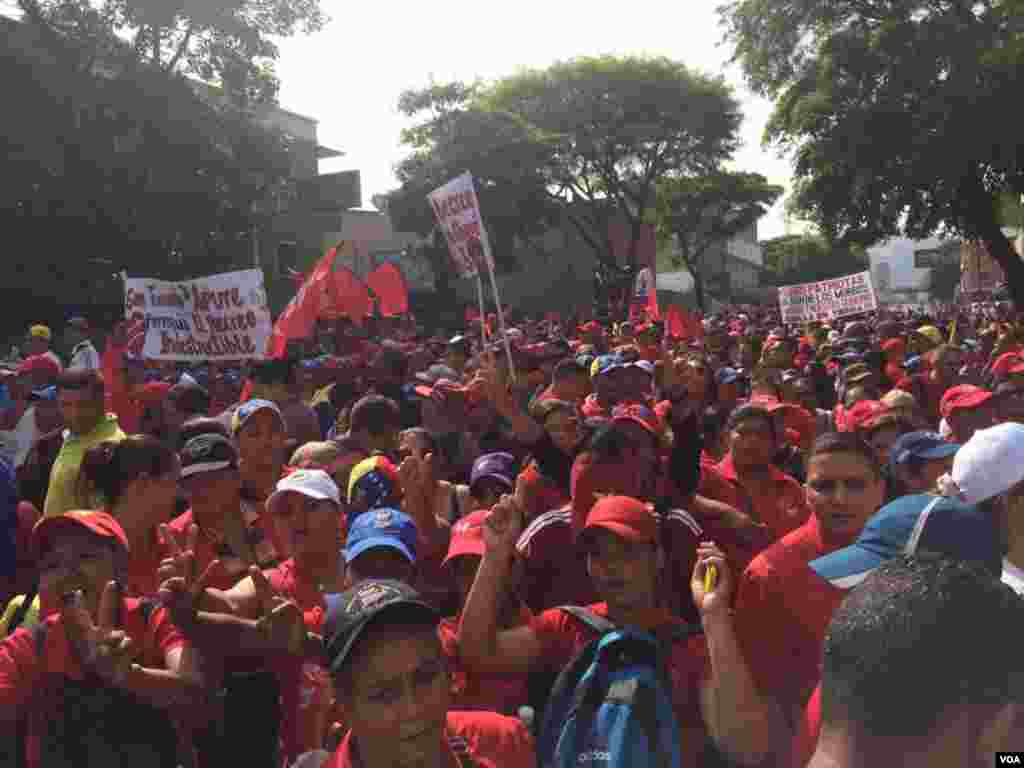 En la avenida Nueva Granada en Caracas miles de trabajadores del servicio penitenciario salen a marchar para apoyar al presidente Nicolás Maduro.